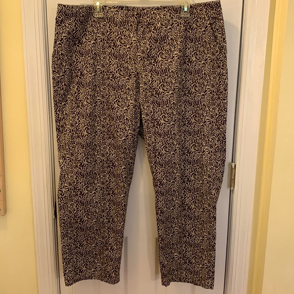 Free With Purchase**** Cathy Daniels, dressed up Capris, size 16, EUC